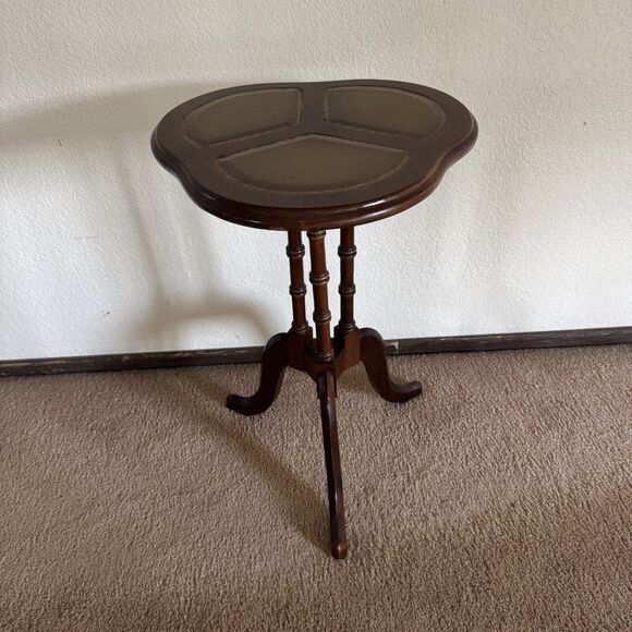 Vintage Mid-Century Solid Mahogany Tooled Leather Top Cloverleaf Side Table - Picture 9 of 9